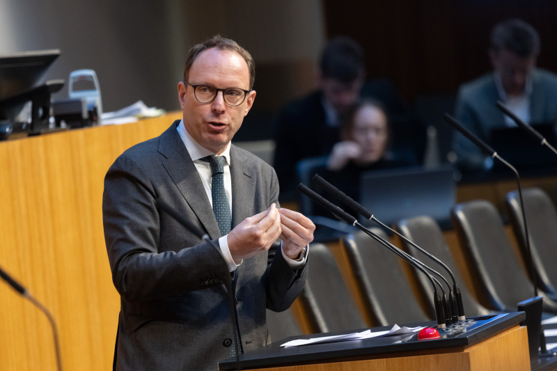 Am Redner:innenpult: Nationalratsabgeordneter Andreas Ottenschläger (ÖVP)