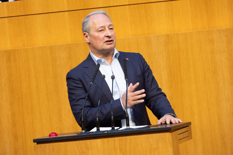 Am Redner:innenpult: Mitglied des Europäischen Parlaments Andreas Schieder (SPÖ)