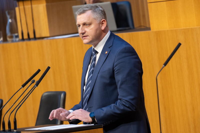 Am Redner:innenpult: Nationalratsabgeordneter Reinhold Binder (SPÖ)