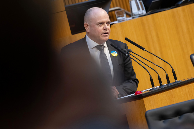 Am Redner:innenpult: Nationalratsabgeordneter Markus Hofer (NEOS)