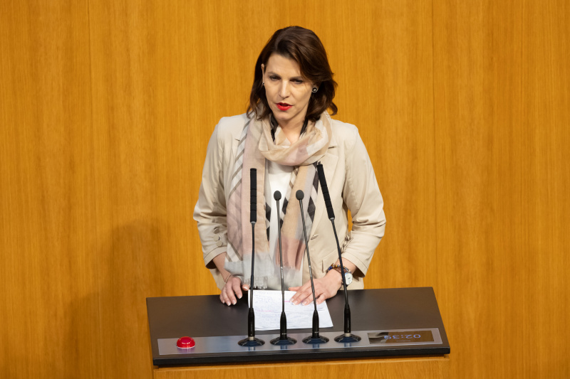 Am Redner:innenpult Europaministerin und Verfassungsministerin Karoline Edtstadler (ÖVP)