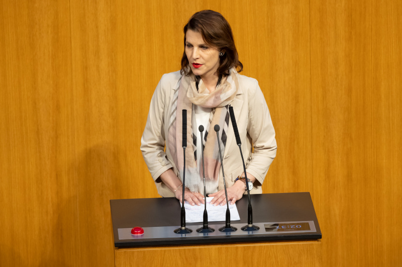 Am Redner:innenpult Europaministerin und Verfassungsministerin Karoline Edtstadler (ÖVP)