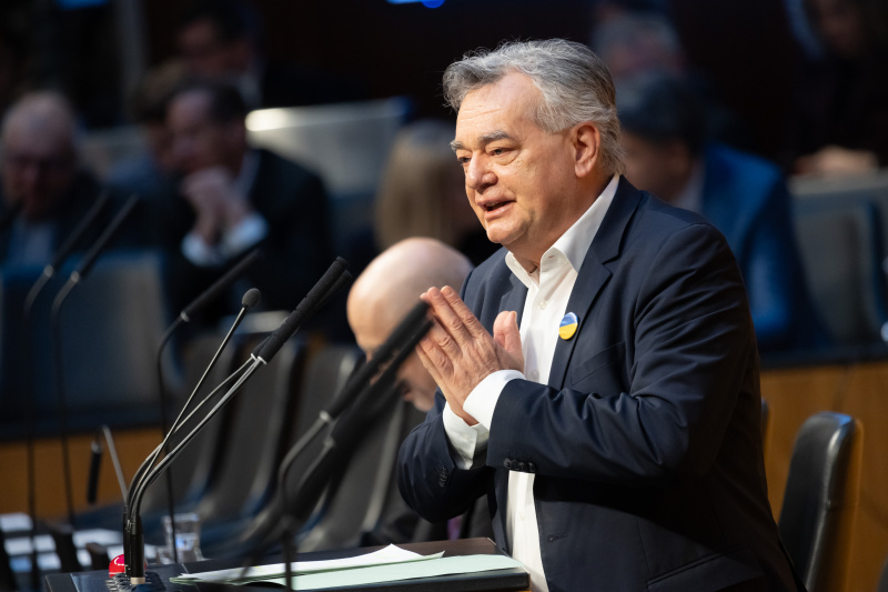 Am Redner:innenpult Vizekanzler Werner Kogler (GRÜNE)