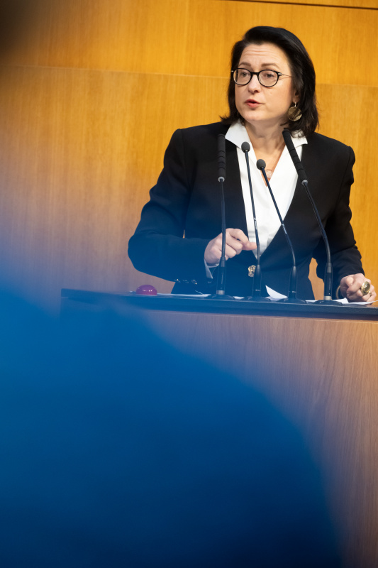 Am Redner:innenpult Nationalratsabgeordnete Gudrun Kugler (ÖVP)