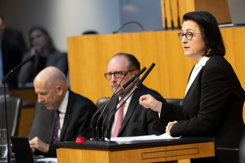 Am Redner:innenpult Nationalratsabgeordnete Gudrun Kugler (ÖVP). Auf der Regierungsbank von rechts Außenminister und Bundeskanzler Alexander Schallenberg (ÖVP), Bundesminister für Arbeit Martin Kocher (ÖVP)