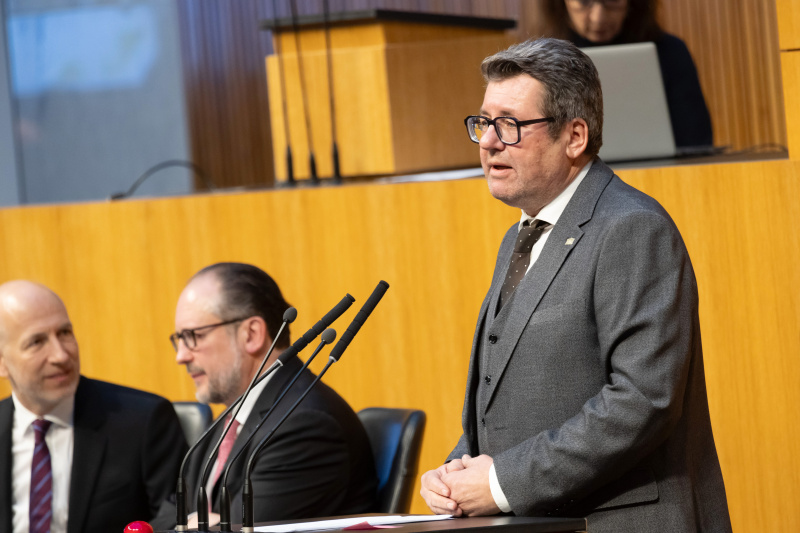 Am Redner:innenpult Nationalratsabgeordneter Robert Laimer (SPÖ). Auf der Regierungsbank von rechts Außenminister und Bundeskanzler Alexander Schallenberg (ÖVP), Bundesminister für Arbeit Martin Kocher (ÖVP)