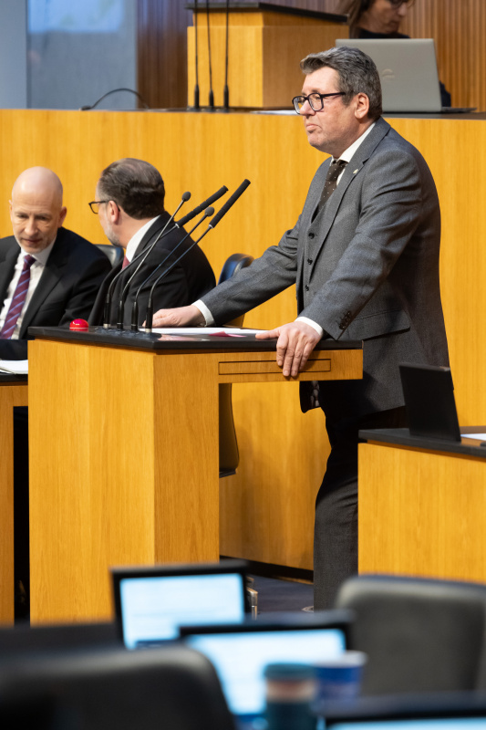 Am Redner:innenpult Nationalratsabgeordneter Robert Laimer (SPÖ). Auf der Regierungsbank von rechts Außenminister und Bundeskanzler Alexander Schallenberg (ÖVP), Bundesminister für Arbeit Martin Kocher (ÖVP)