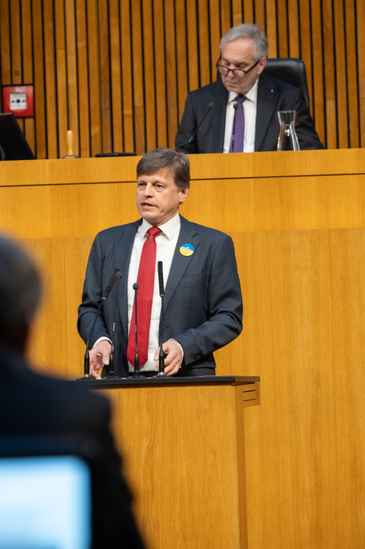 Am Redner:innenpult Nationalratsabgeordneter Dengler Veit Valentin (NEOS). Nationalratspräsident Walter Rosenkranz (FPÖ) am Präsidium.