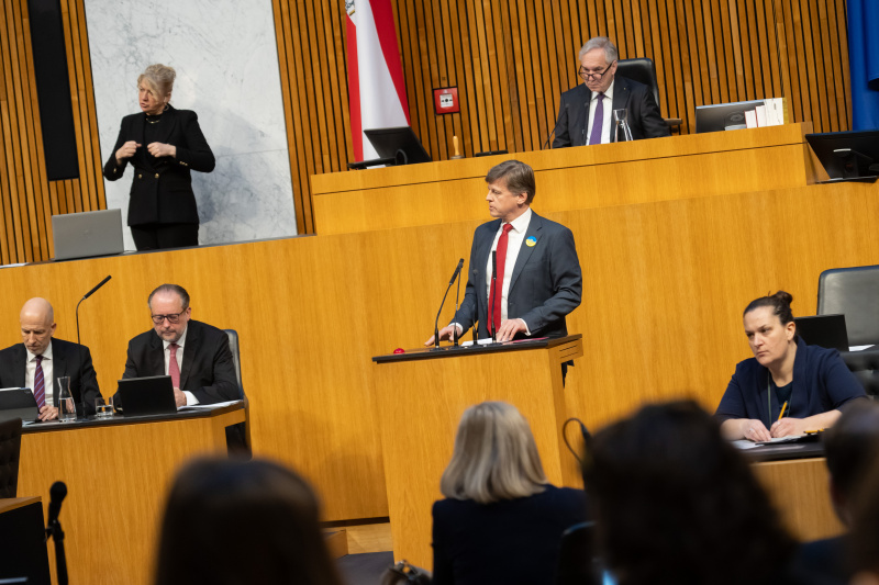 Am Redner:innenpult Nationalratsabgeordneter Dengler Veit Valentin (NEOS). Nationalratspräsident Walter Rosenkranz (FPÖ) am Präsidium.  Auf der Regierungsbank von rechts Außenminister und Bundeskanzler Alexander Schallenberg (ÖVP), Bundesminister für Arbeit Martin Kocher (ÖVP)