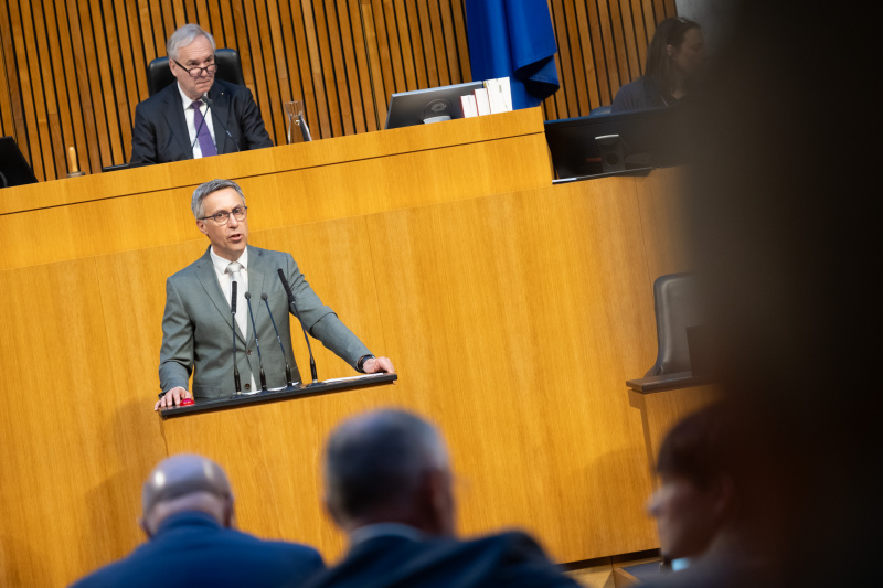 Am Redner:innenpult Nationalratsabgeordneter Georg Strasser (ÖVP). Nationalratspräsident Walter Rosenkranz (FPÖ) am Präsidium.