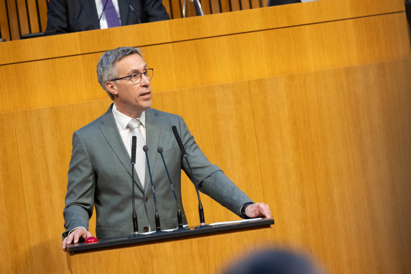 Am Redner:innenpult Nationalratsabgeordneter Georg Strasser (ÖVP)