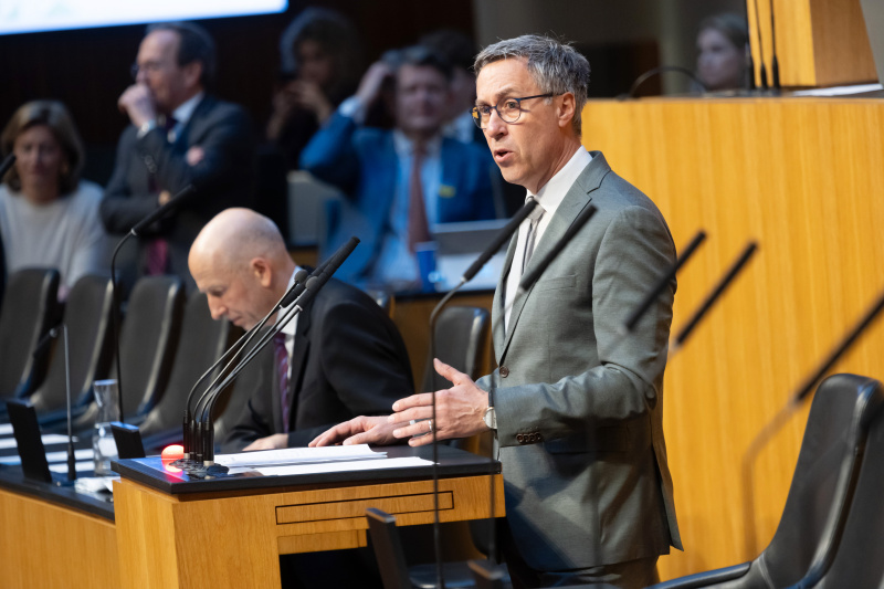 Am Redner:innenpult Nationalratsabgeordneter Georg Strasser (ÖVP). Auf der Regierungsbank Bundesminister für Arbeit Martin Kocher (ÖVP)