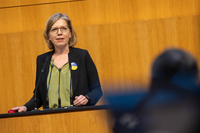 Am Redner:innenpult Infrastrukturministerin Leonore Gewessler (GRÜNE)