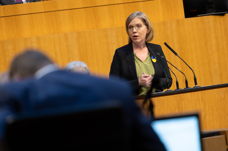 Am Redner:innenpult Infrastrukturministerin Leonore Gewessler (GRÜNE)