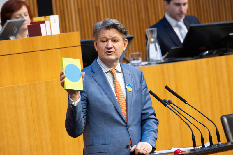 Am Redner:innenpult: Mitglied des Europäischen Parlaments Helmut Brandstätter (NEOS)