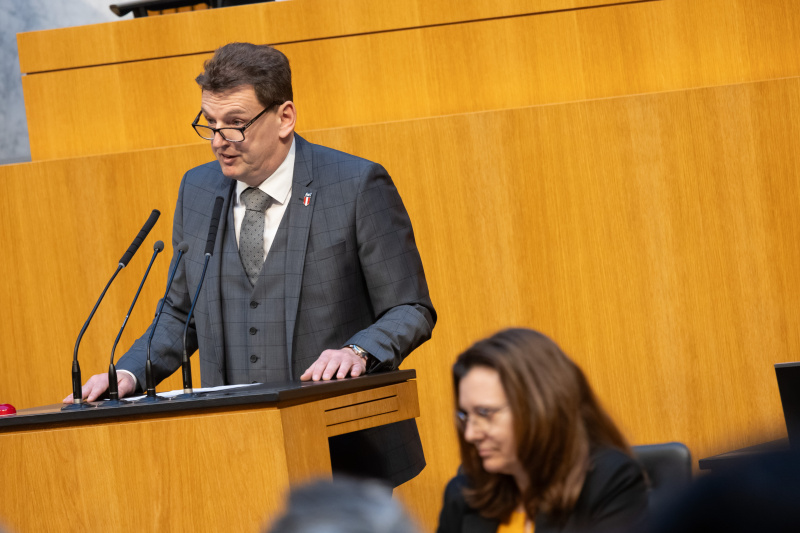 Am Redner:innenpult Nationalratsabgeordneter Michael Fürtbauer (FPÖ)