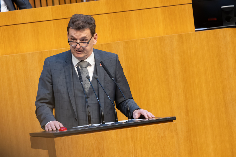 Am Redner:innenpult Nationalratsabgeordneter Michael Fürtbauer (FPÖ)