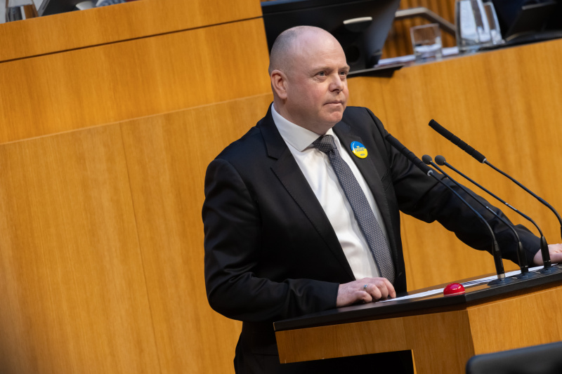 Am Redner:innenpult Nationalratsabgeordneter Markus Hofer (NEOS)