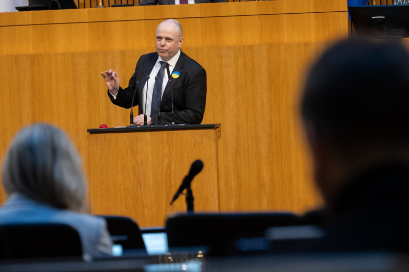 Am Redner:innenpult Nationalratsabgeordneter Markus Hofer (NEOS)