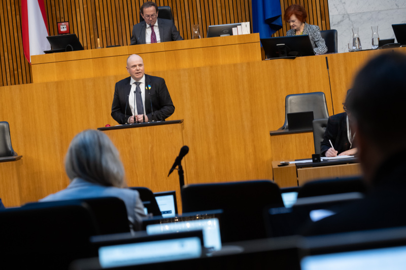 Am Redner:innenpult Nationalratsabgeordneter Markus Hofer (NEOS)