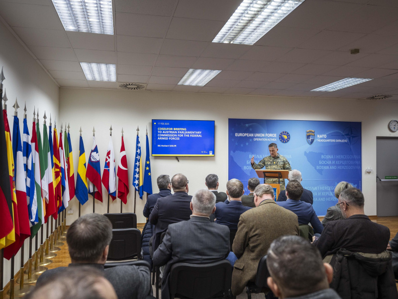 Im Zuge des Prüfbesuchs informierte der österreichische Stabschef EUFOR Bgdr Mag. Herbert Sailer über die Herausforderungen im Einsatzraum