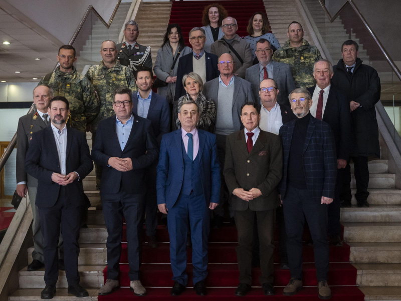 Die Parlamentarische Bundesheerkommission und der Wehrbeauftragte von Bosnien und Herzegowina stellten sich im Parlament in Sarajevo einem Erinnerungsfoto