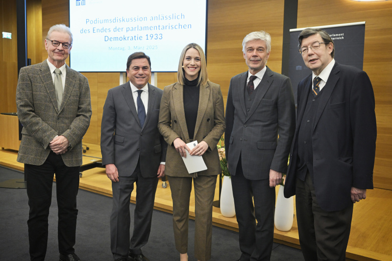 Von links: Professor für Rechts- und Verfassungsgeschichte i.R., Universität.Wien Thomas Simon, Generaldirektor Österreichisches Staatsarchiv Helmut Wohnout, Moderatorin Mariella Gittler, Parlamentsdirektor Harald Dossi, Professor für neuere Geschichte i.R., Universität Wien.Lothar Höbelt