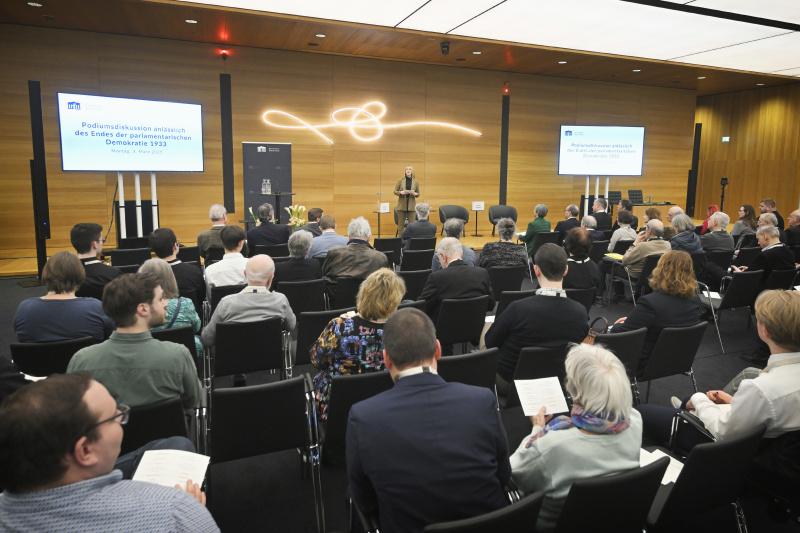 Moderation. Mariella Gittler. Blick Richtung Veranstaltungsteilnehmer:innen