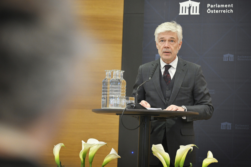 Eröffnungsworte. Parlamentsdirektor Harald Dossi