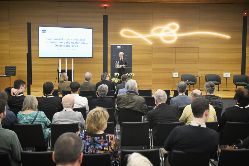 Eröffnungsworte. Parlamentsdirektor Harald Dossi. Blick Richtung Veranstaltungsteilnehmer:innen