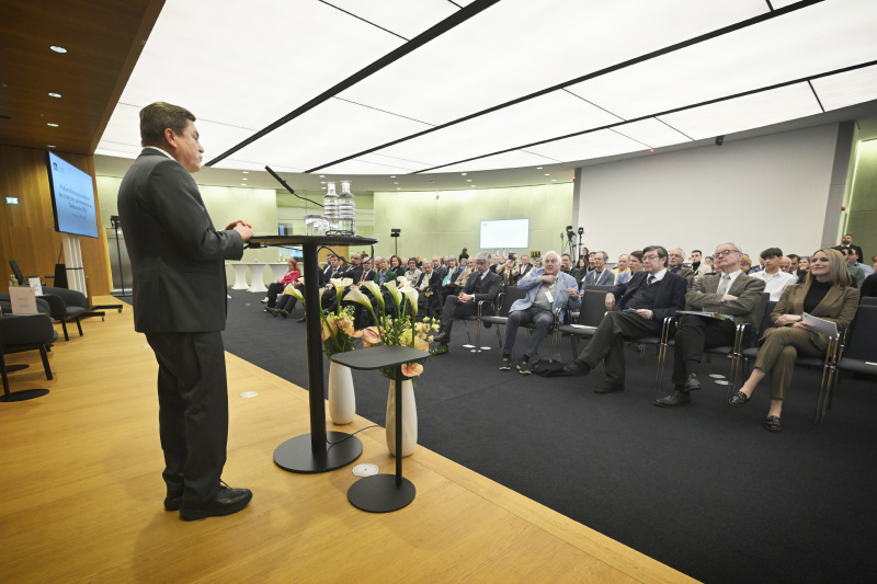 Keynote. Generaldirektor Österreichisches Staatsarchiv Helmut Wohnout. Blick Richtung Veranstaltungsteilnehmer:innen