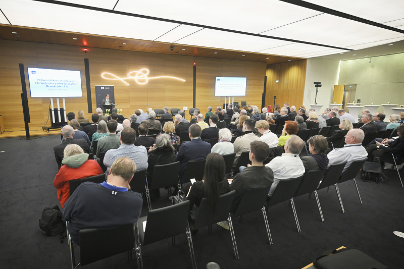 Keynote. Generaldirektor Österreichisches Staatsarchiv Helmut Wohnout. Blick Richtung Veranstaltungsteilnehmer:innen