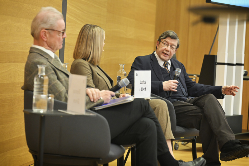 Podiumsdiskussion. Von links: Professor für Rechts- und Verfassungsgeschichte i.R., Universität Wien Thomas Simon, Moderatorin Mariella Gittler, Professor für neuere Geschichte i.R., Universität Wien.Lothar Höbelt
