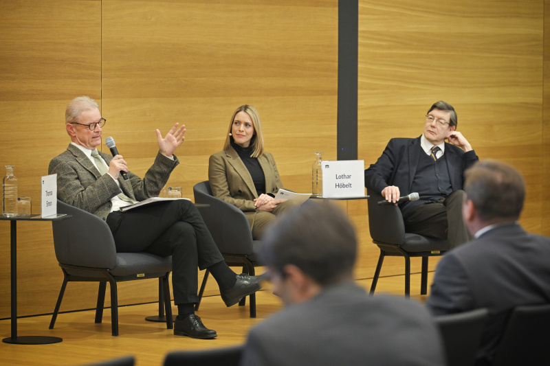 Podiumsdiskussion. Von links: Professor für Rechts- und Verfassungsgeschichte i.R., Universität Wien Thomas Simon, Moderatorin Mariella Gittler, Professor für neuere Geschichte i.R., Universität Wien.Lothar Höbelt