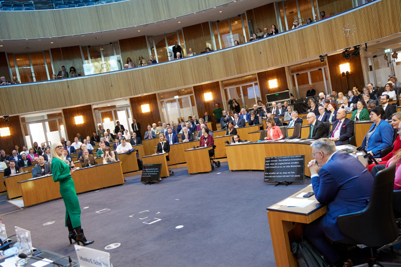 Keynote. Gründerin „Valuable 500” Caroline Casey (links)