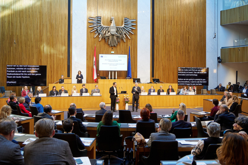 Moderator Andreas Onea - ORF (Mitte links) im Gespräch mit Michael Fembek - Essl Foundation. Blick ins Plenum