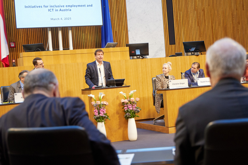 Präsentation. Am Redner:innenpult: Michael Longhino - Chance B