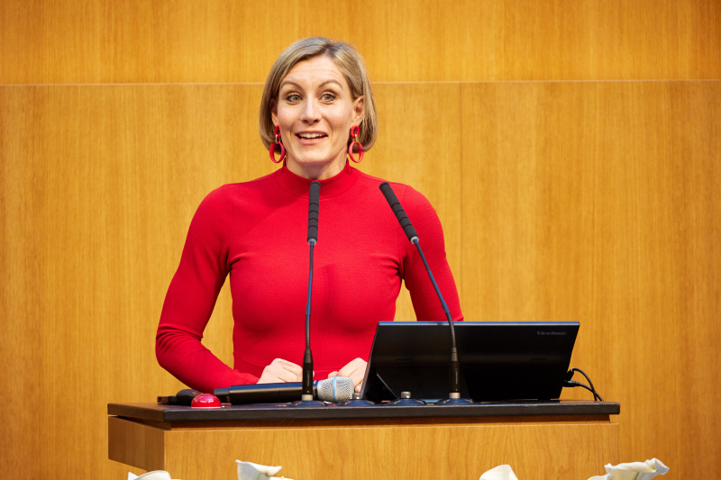 Vorstellung Innovation Nr. 2: Reut USA. Am Redner:innenpult: Nationalratsabgeordnete Heike Eder (ÖVP)