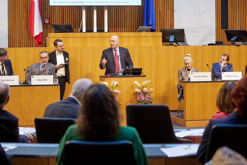 Präsentation. Am Redner:innenpult: Gideon Grinstein - Reut Institute