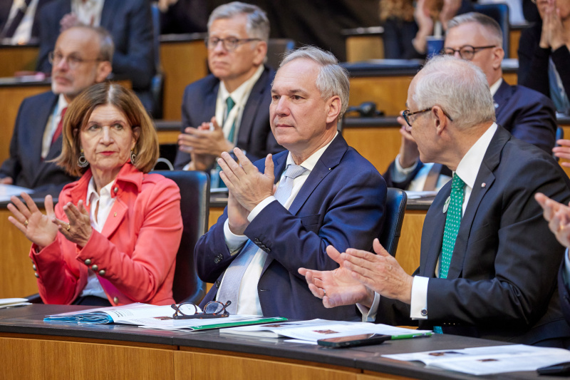 Von links: Bundesratspräsidentin Andrea Eder-Gitschthaler (ÖVP), Nationalratspräsident Walter Rosenkranz (FPÖ), Gründer der Essl Foundation und des Zero Project Martin Essl