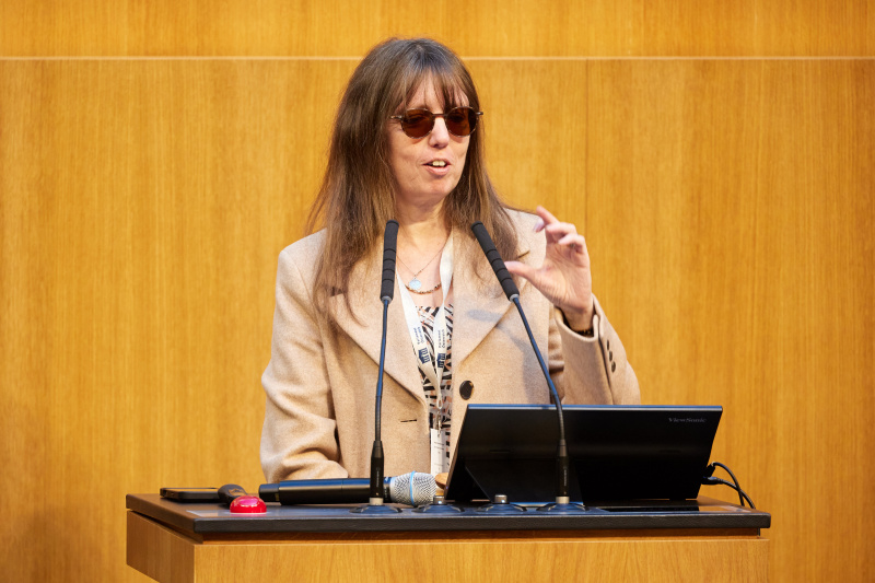 Präsentation. Am Redner:innenpult: Chief Executive SAMEE Samantha Everard