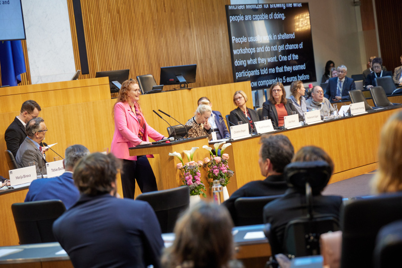 Vorstellung Innovation Nr. 4: Diakonie de la Tour. Am Redner:innepult: Nationalratsabgeordnete Fiona Fiedler (NEOS)