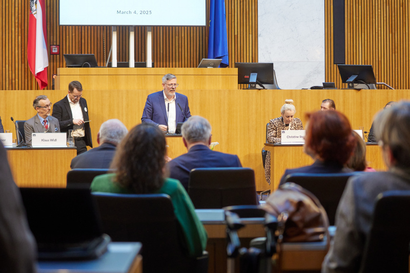 Vorstellung Innovation Nr. 5: Handiclapped. Am Redner:innenpult: Nationalratsabgeordneter Ralph Schallmeiner (GRÜNE)