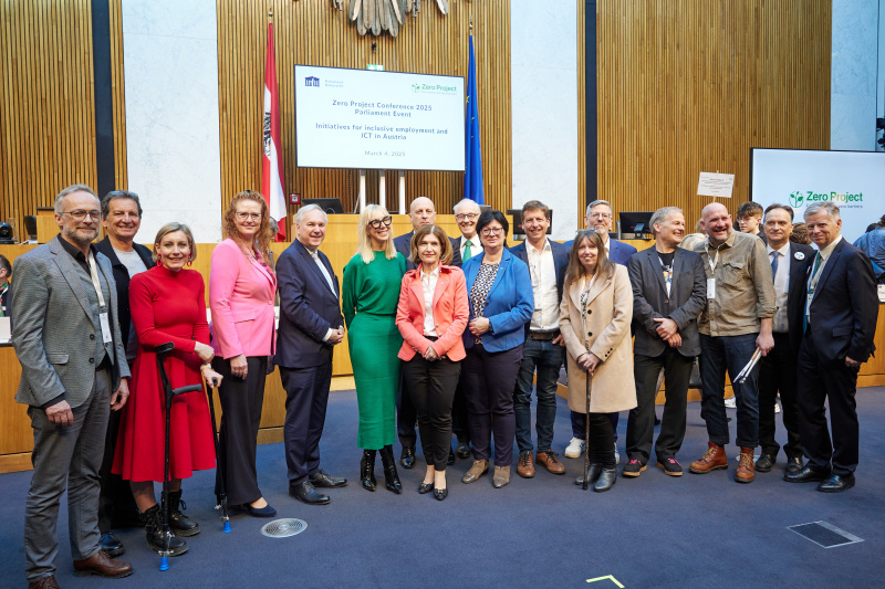 Gruppenfoto mit Nationalratspräsident Walter Rosenkranz (FPÖ) (5. von rechts)