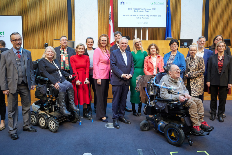 Gruppenfoto mit Nationalratspräsident Walter Rosenkranz (FPÖ) (7. von links)