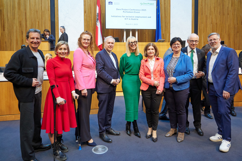 Gruppenfoto. Von links: Nationalratsabgeordneter Christian Oxonitsch (SPÖ), Nationalratsabgeordnete Heike Eder (ÖVP), Nationalratsabgeordnete Fiona Fiedler (NEOS), Nationalratspräsident Walter Rosenkranz (FPÖ), Gründerin „Valuable 500” Caroline Casey, Bundesratspräsidentin Andrea Eder-Gitschthaler (ÖVP), Nationalratsabgeordnete Rosa Ecker (FPÖ), Gründer der Essl Foundation und des Zero Project Martin Essl, Nationalratsabgeordneter Ralph Schallmeiner (GRÜNE)
