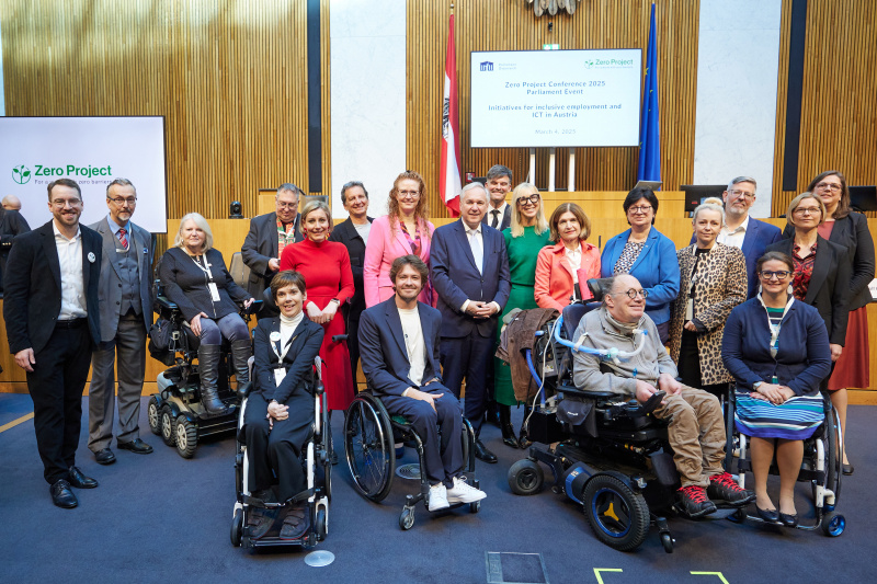 Gruppenfoto mit Nationalratspräsident Walter Rosenkranz (FPÖ) (Mitte)