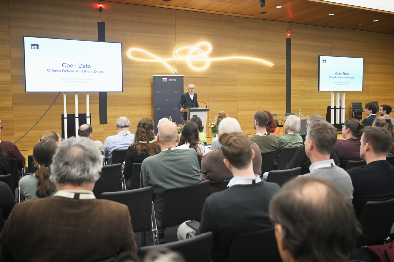 Einleitende Worte. Parlamentsdirektor Harald Dossi. Blick Richtung Veranstaltungsteilnehmer:innen