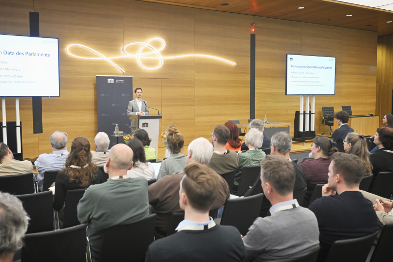 Parlamentsbediensteter Dieter Berliz. Blick Richtung Veranstaltungsteilnehmer:innen