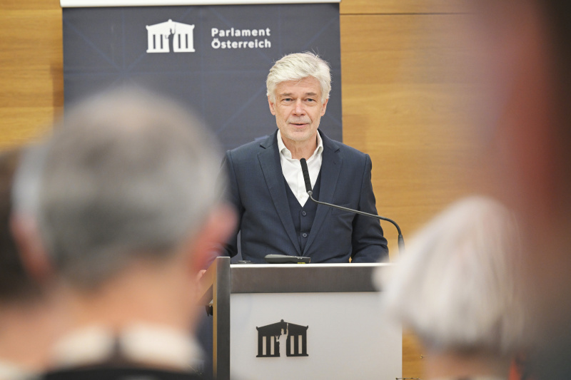 Einleitende Worte. Parlamentsdirektor Harald Dossi